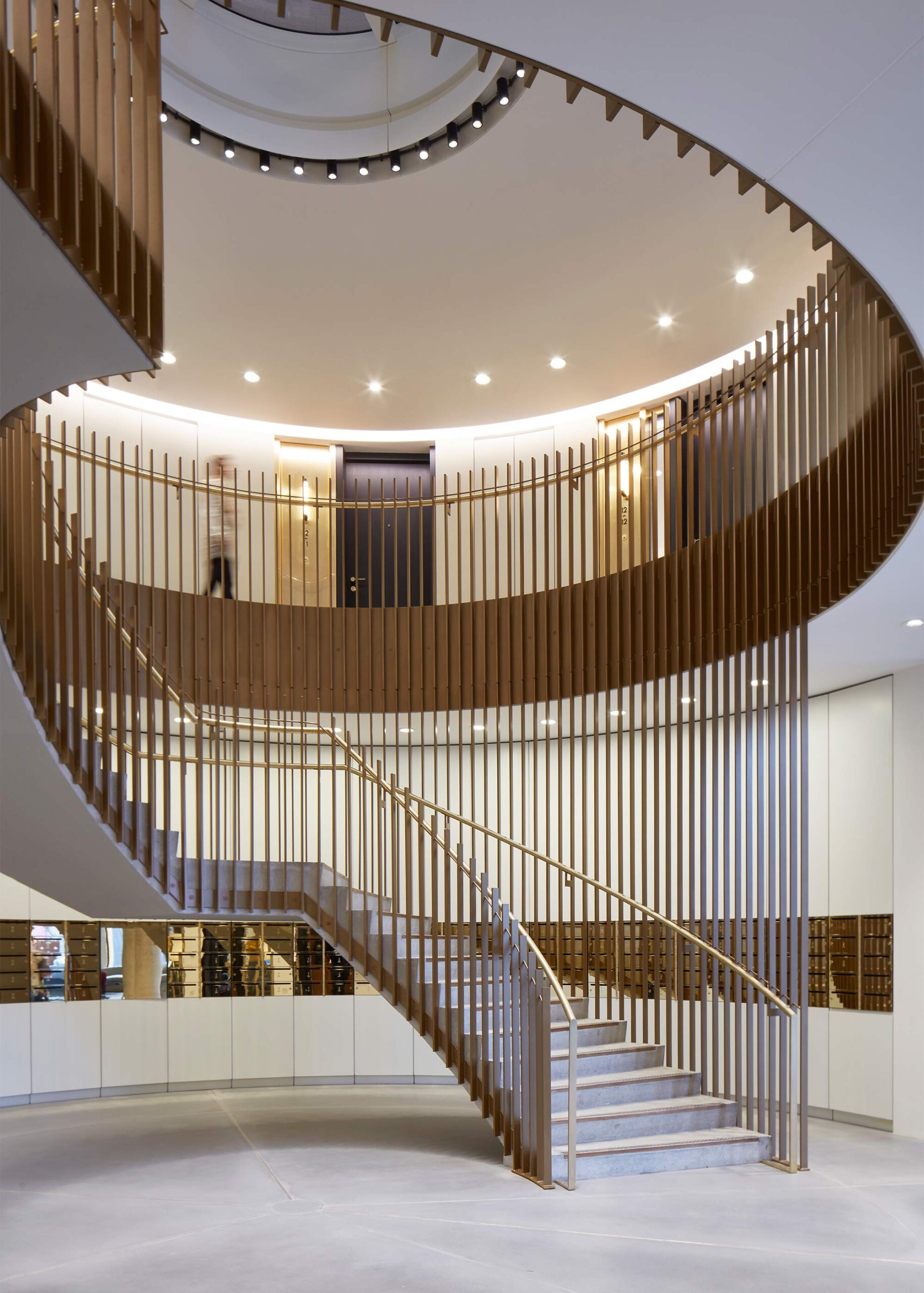  La cage d'escalier de la réception s'inspire de la mécanique horlogère par sa matérialité et sa forme.