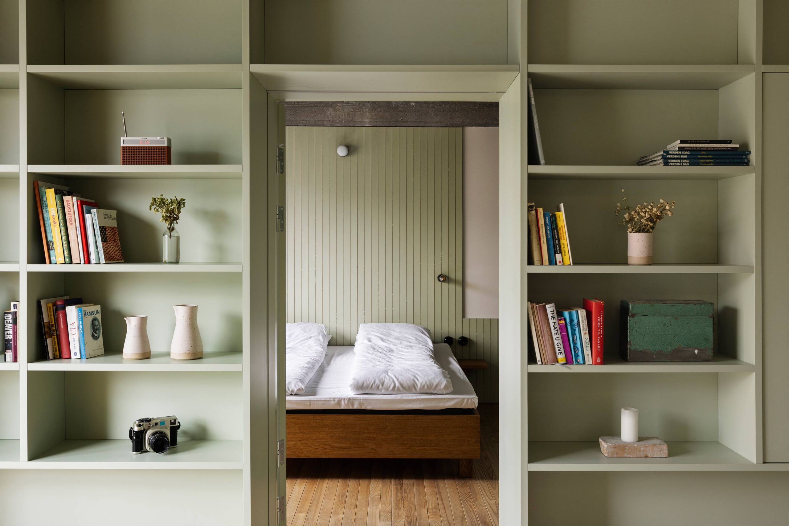 Blick auf den Übergang zwischen privatem Bücherregal und Schlafzimmer.