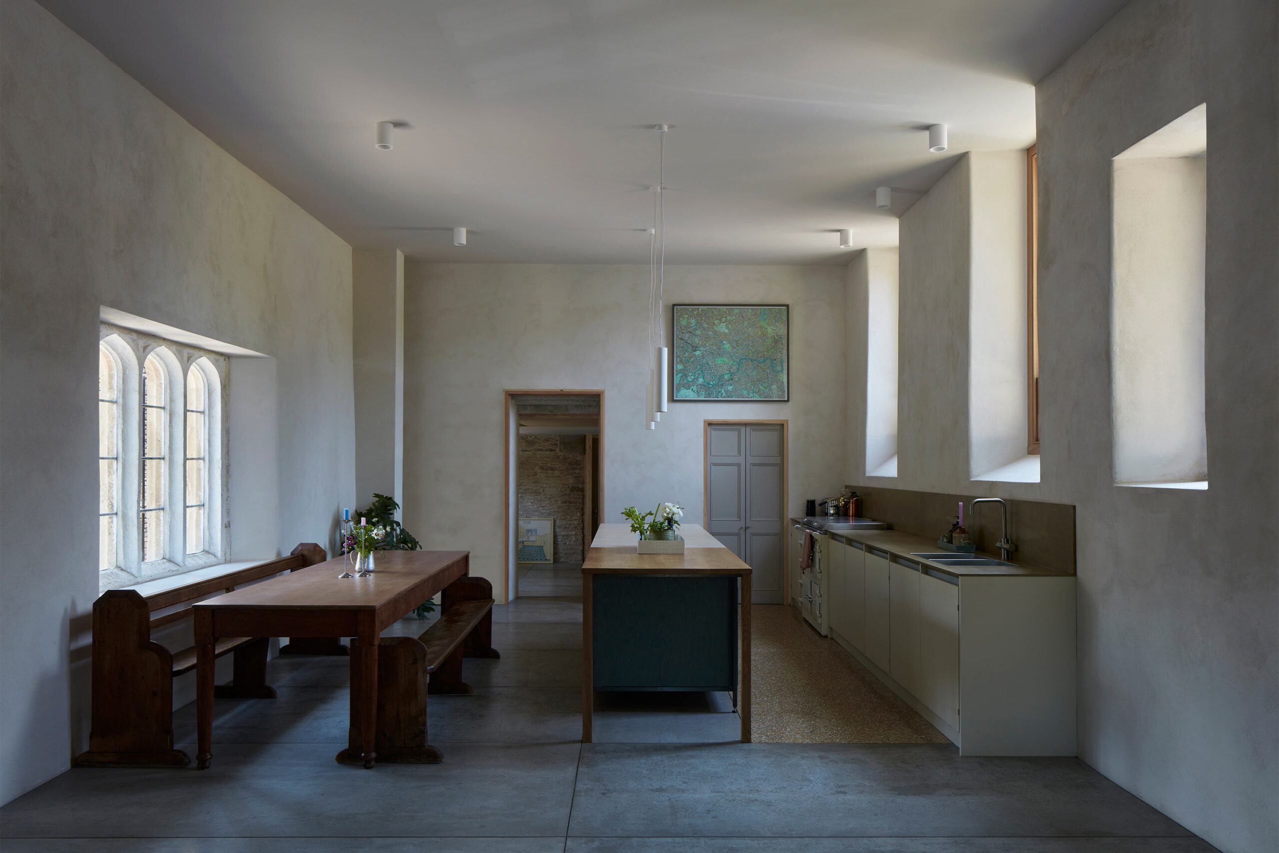 La cucina e la sala da pranzo nella hall vincolata (Grado II) per il suo valore architettonico.